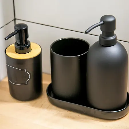 Mikel Angelo Hall סרס