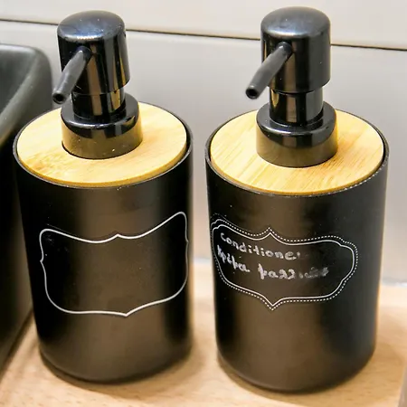 Mikel Angelo Hall * סרס