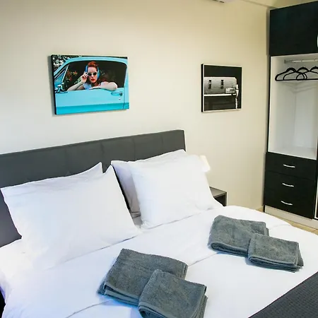 Mikel Angelo Hall Appartement