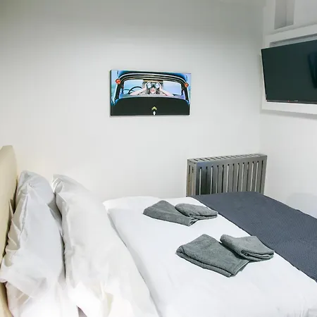 Mikel Angelo Hall * סרס