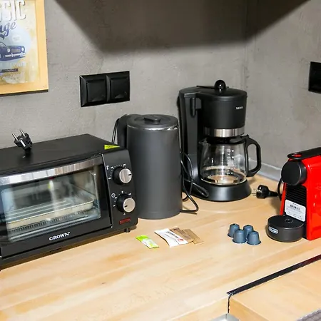 Mikel Angelo Hall * סרס