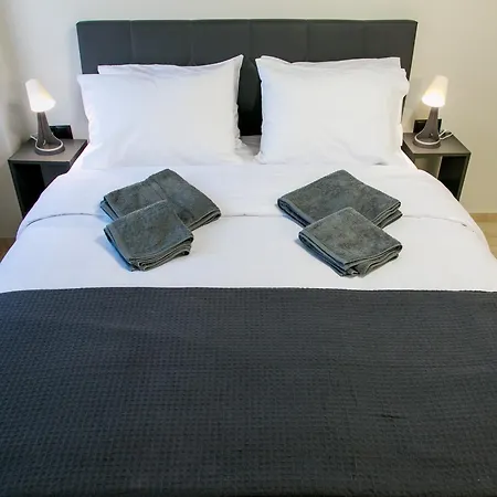 Mikel Angelo Hall Daire Serez