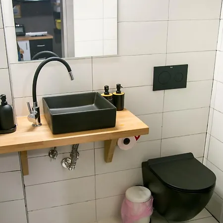 Mikel Angelo Hall סרס