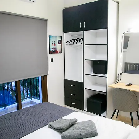 Mikel Angelo Hall Daire Serez