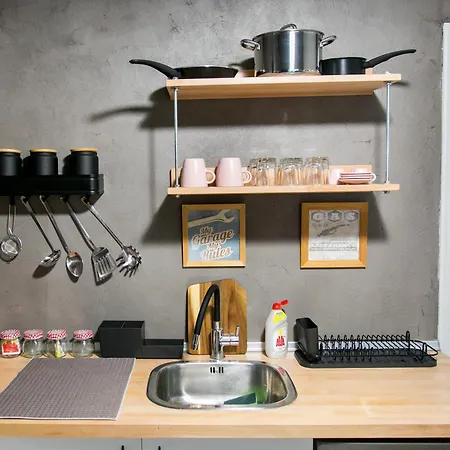 Mikel Angelo Hall סרס