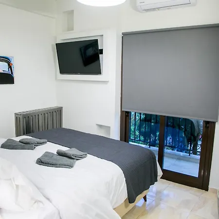 Mikel Angelo Hall Daire