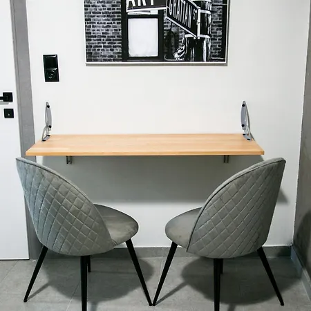 Mikel Angelo Hall * סרס