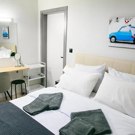 Mikel Angelo Hall Serez