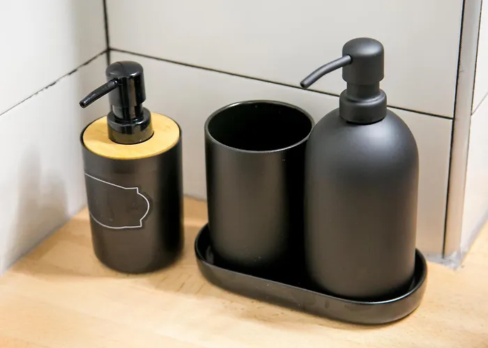 Mikel Angelo Hall Serres