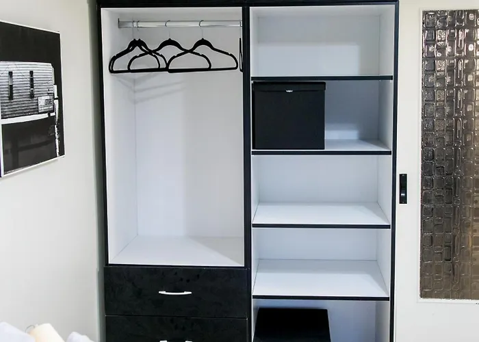 Mikel Angelo Hall Serres