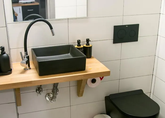 Mikel Angelo Hall Serres