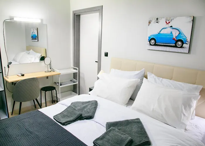 Mikel Angelo Hall Serres